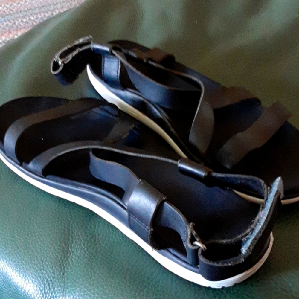Size 11 womens strappy crossover leather sandals